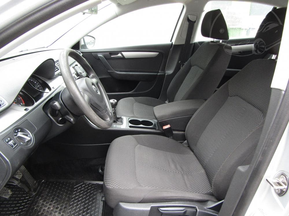 2011 Volkswagen PASSAT - 9
