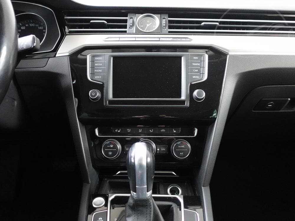 2015 Volkswagen PASSAT - 40