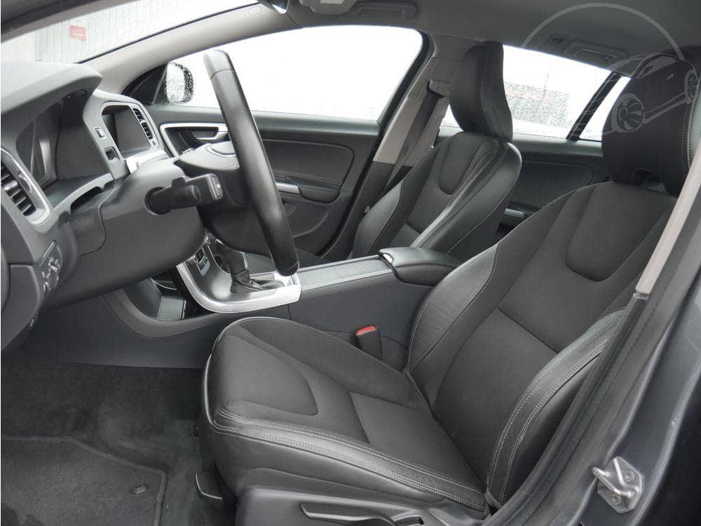 2016 Volvo V60 - 25