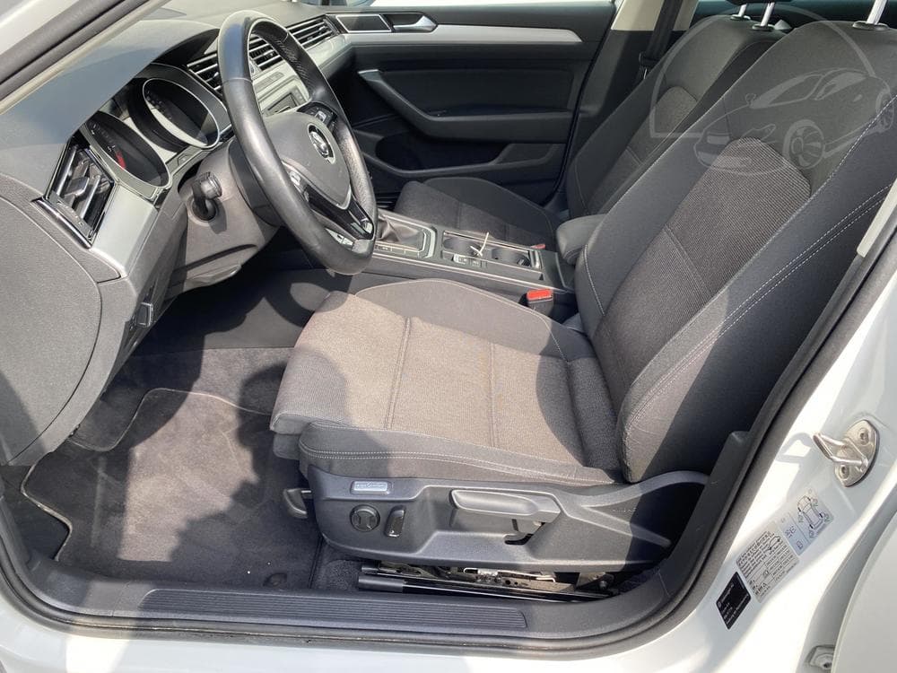 2017 Volkswagen PASSAT - 9