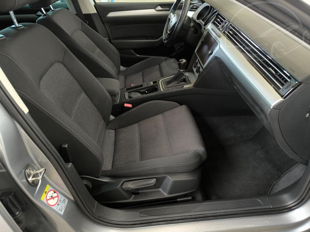 2019 Volkswagen PASSAT - 34