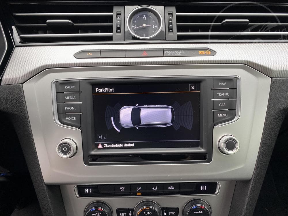 2015 Volkswagen PASSAT - 18