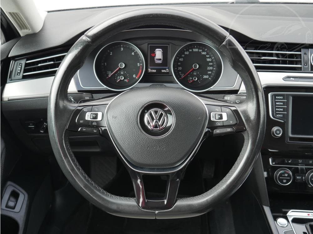 2016 Volkswagen PASSAT - 31