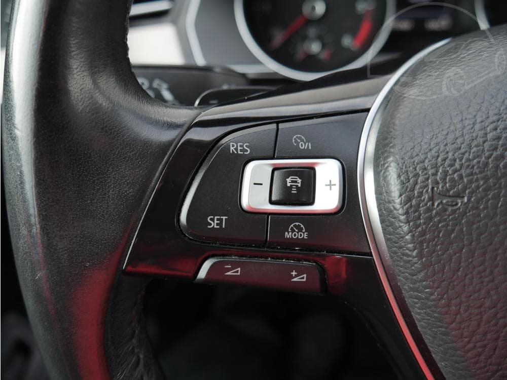 2016 Volkswagen PASSAT - 34