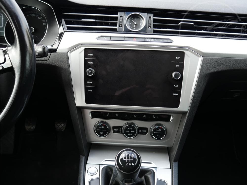 2017 Volkswagen PASSAT - 31