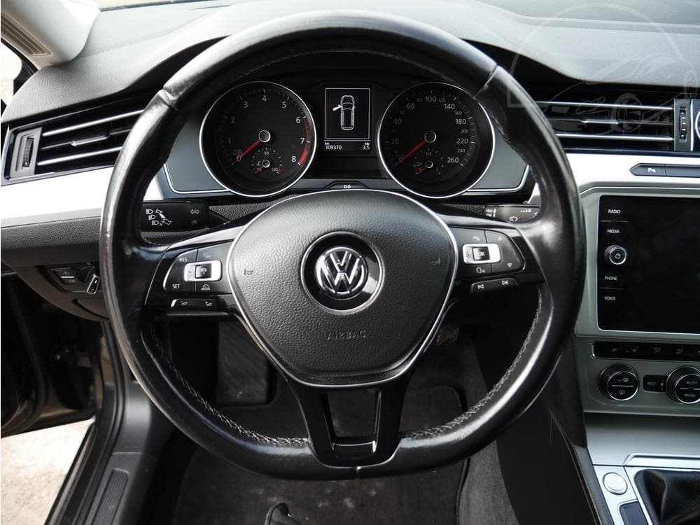 2017 Volkswagen PASSAT - 46