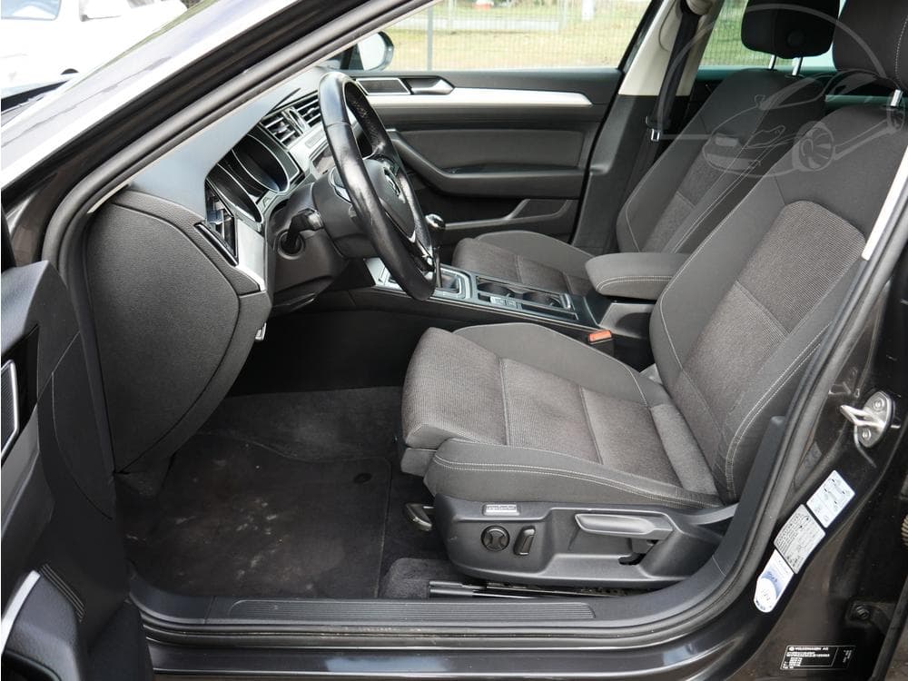2017 Volkswagen PASSAT - 25