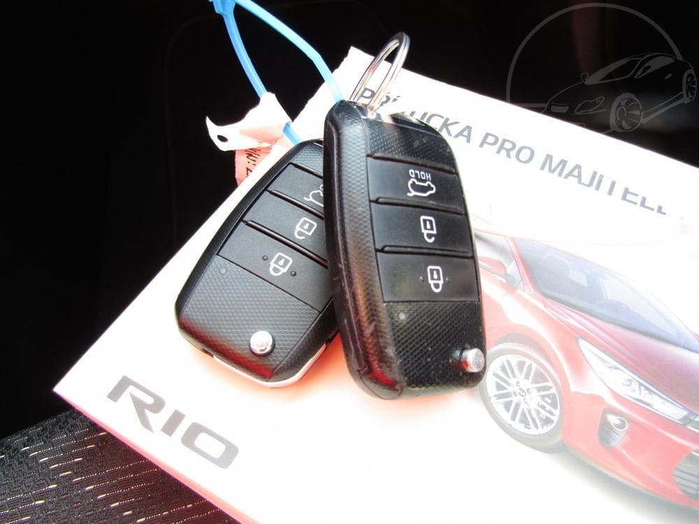 2019 Kia RIO - 16