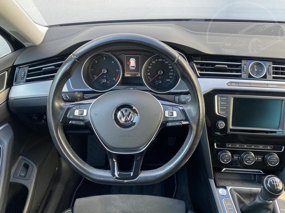 2015 Volkswagen PASSAT - 31