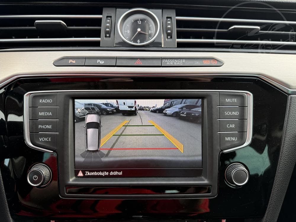 2016 Volkswagen Passat - 16