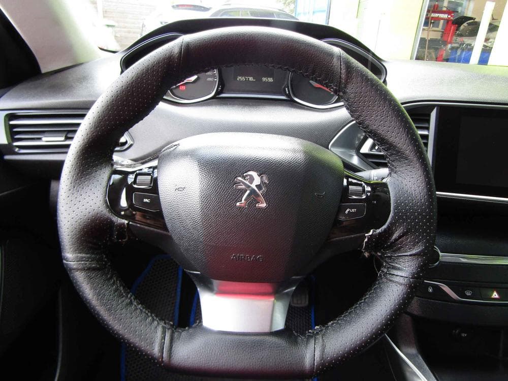 2015 Peugeot 308 - 17