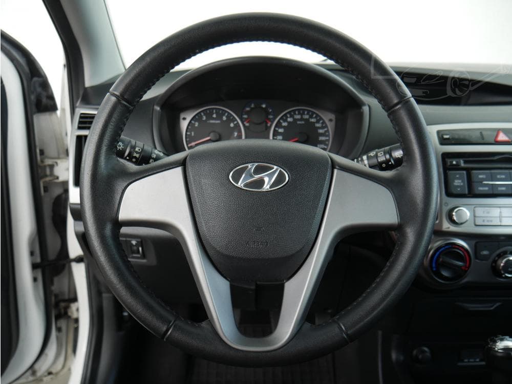 2013 Hyundai i20 - 12
