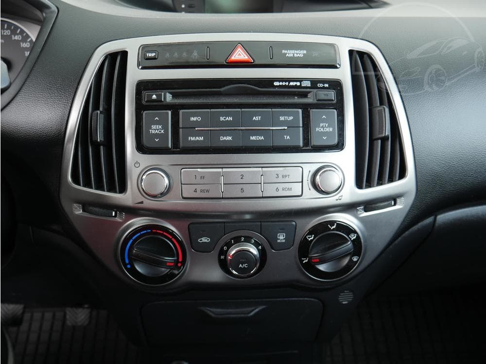 2013 Hyundai i20 - 13