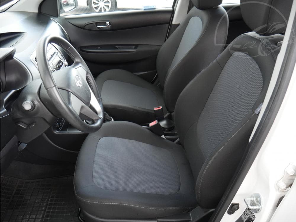2013 Hyundai i20 - 9