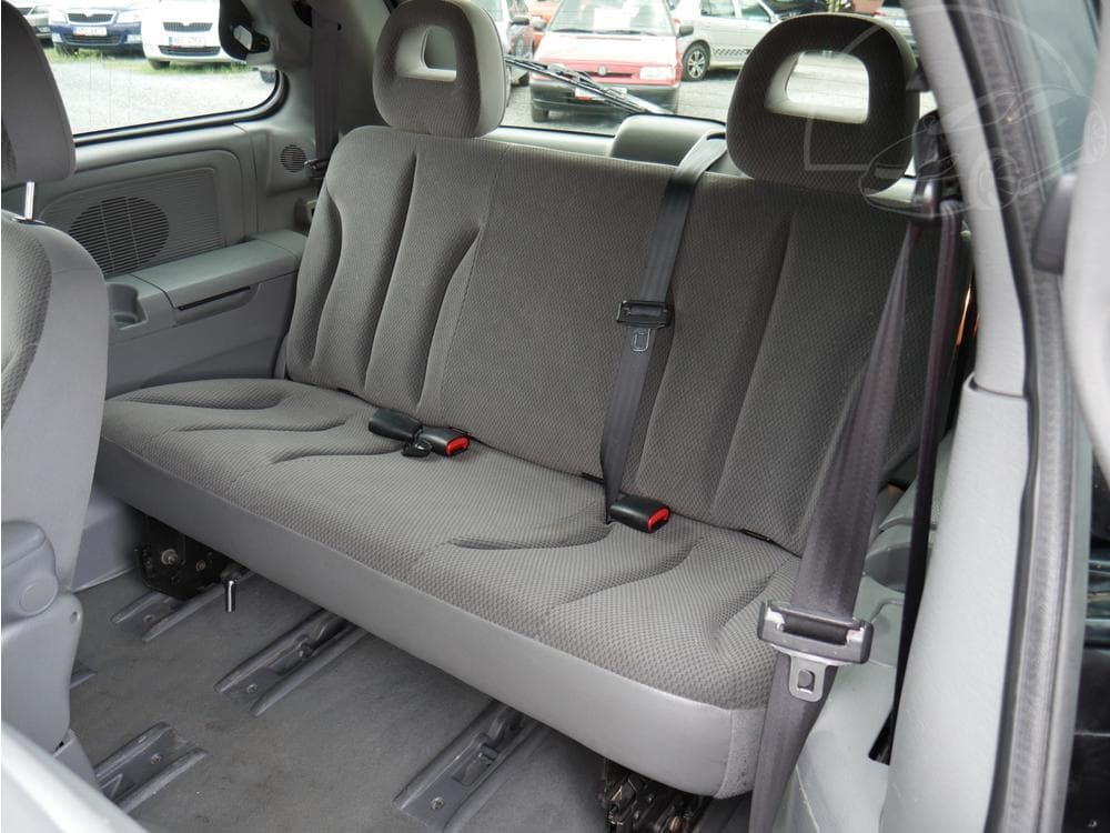 2005 Chrysler VOYAGER - 11