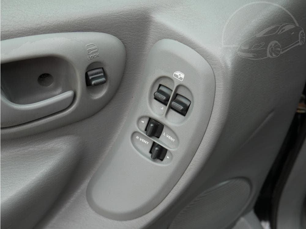 2005 Chrysler VOYAGER - 12