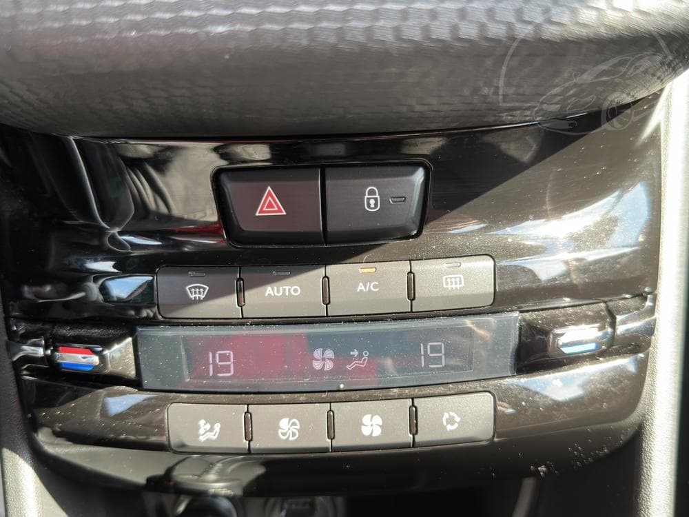 2015 Peugeot 2008 - 31