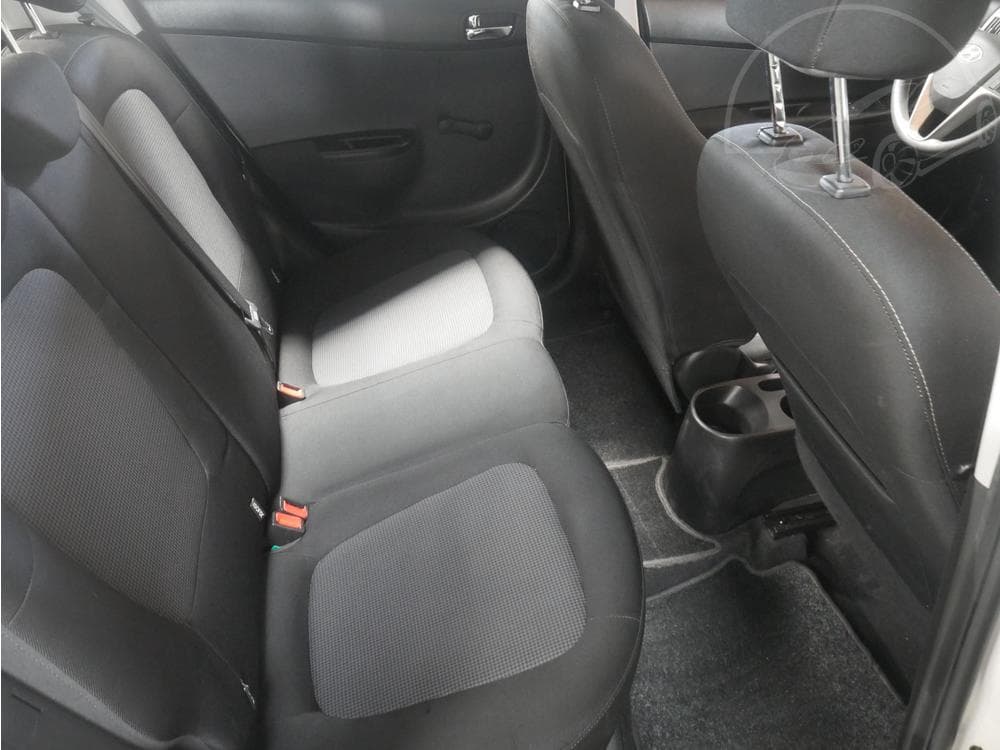 2012 Hyundai i20 - 11