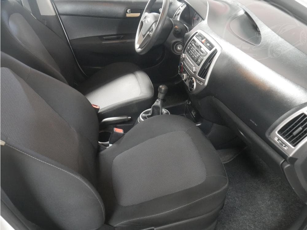 2012 Hyundai i20 - 12