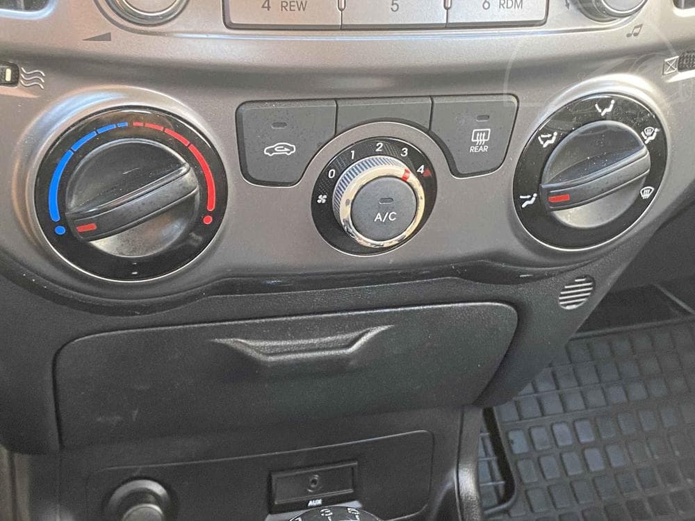 2013 Hyundai i20 - 13