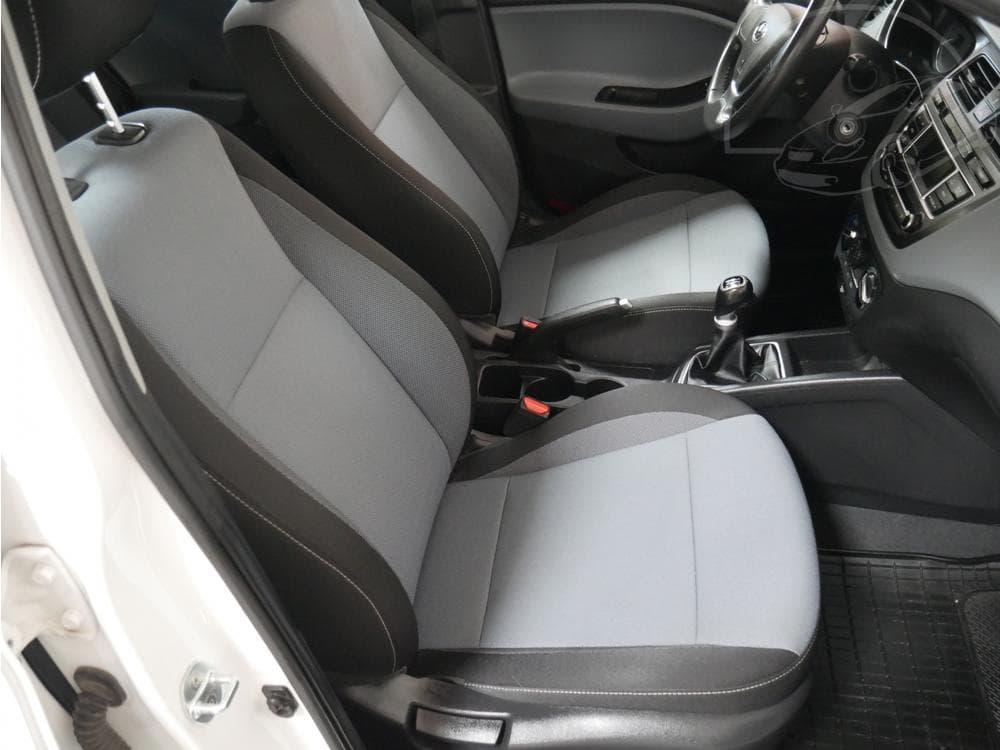 2017 Hyundai i20 - 23