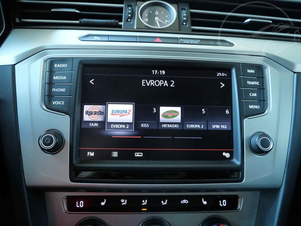 2015 Volkswagen PASSAT - 18