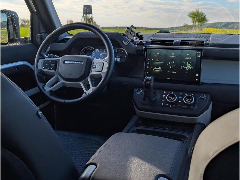 2022 Land Rover DEFENDER - 25