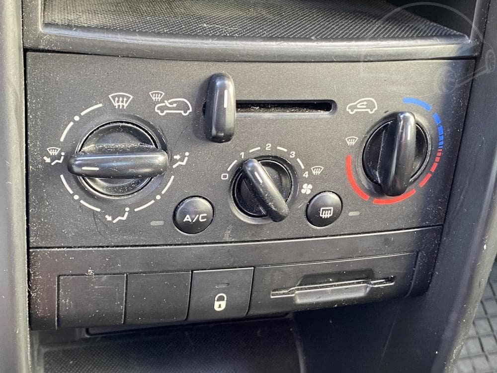 2008 Peugeot 207 - 23