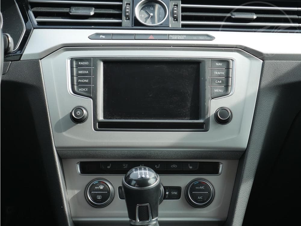 2015 Volkswagen PASSAT - 31