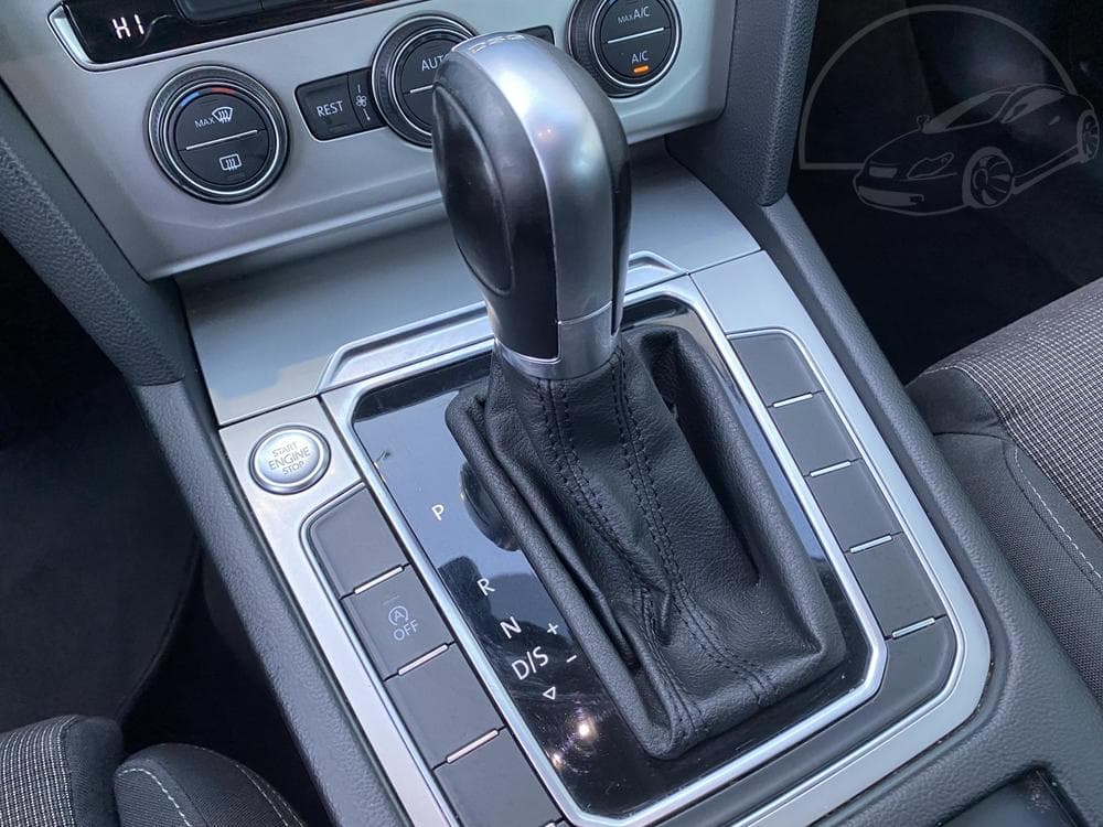 2017 Volkswagen PASSAT - 31
