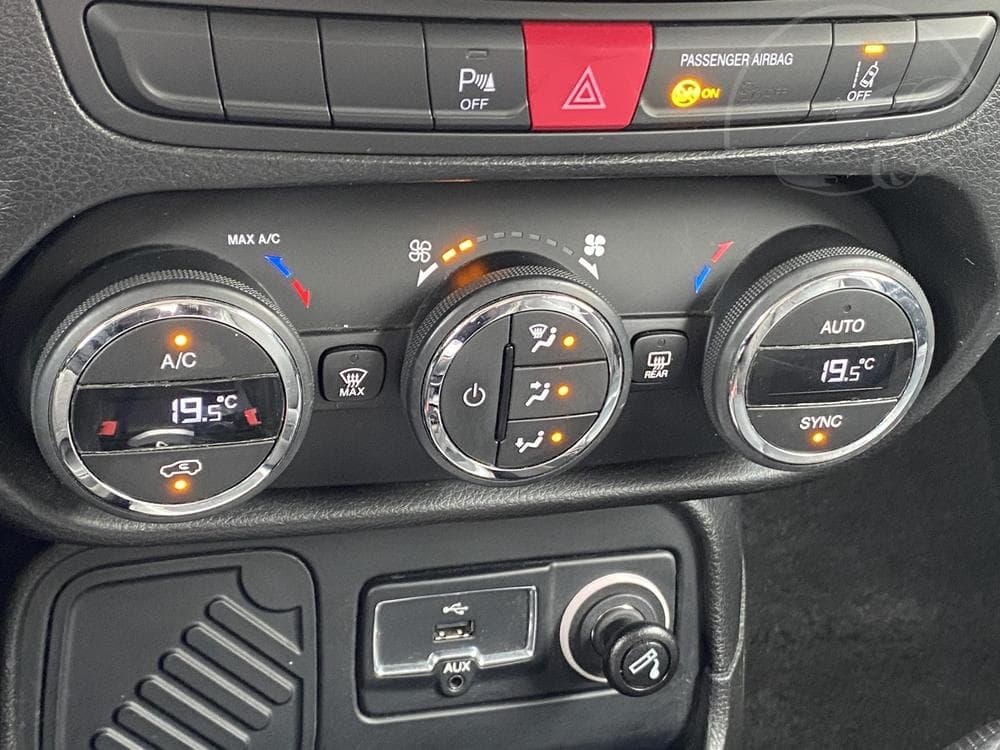 2015 Jeep Renegade - 16