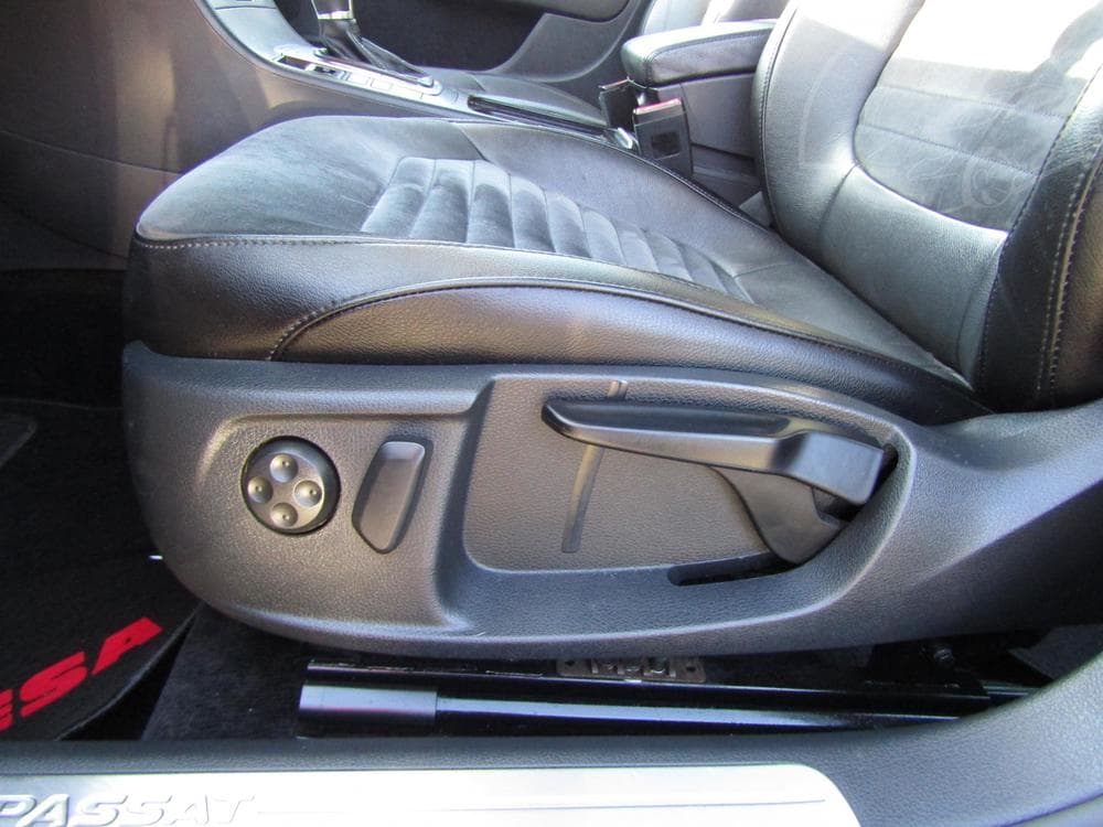 2012 Volkswagen PASSAT - 31