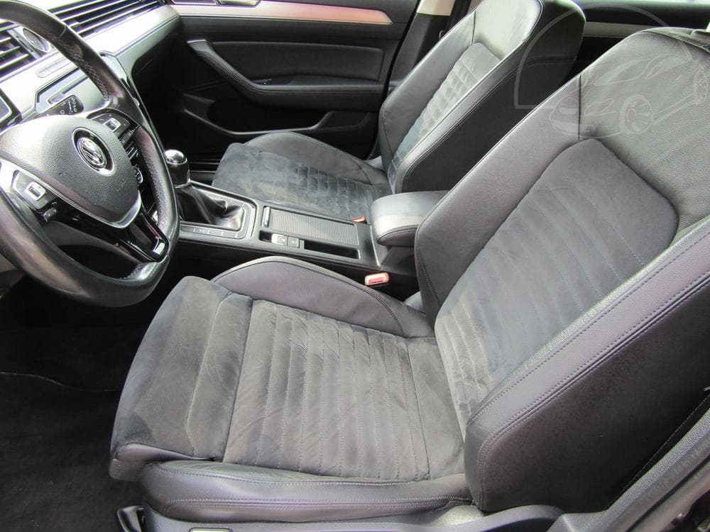 2017 Volkswagen PASSAT - 25