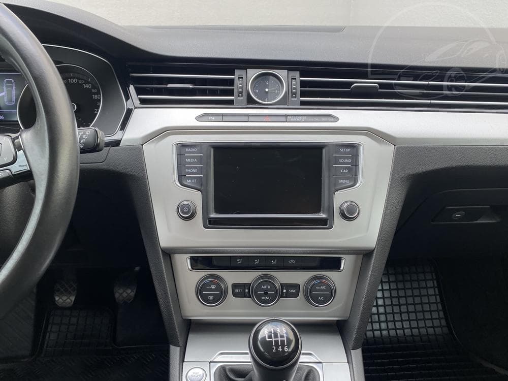 2017 Volkswagen PASSAT - 45