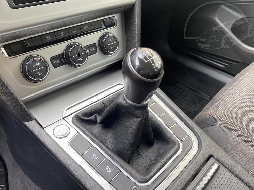 2017 Volkswagen PASSAT - 61