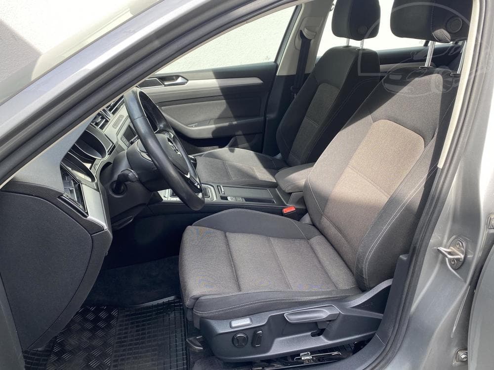 2017 Volkswagen PASSAT - 33