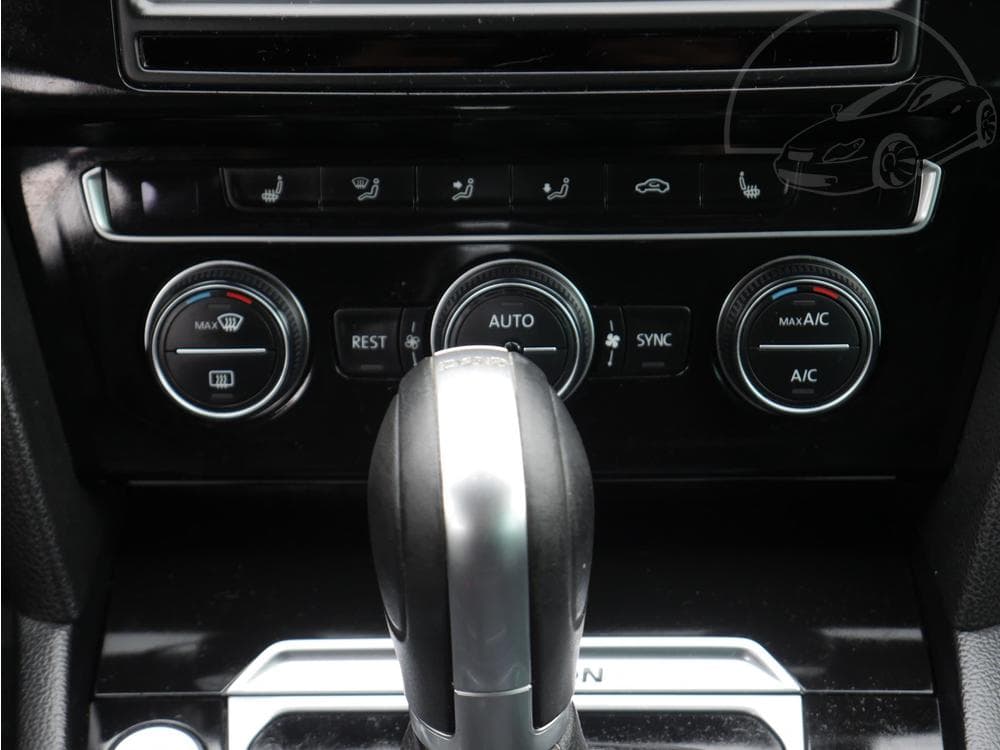 2017 Volkswagen PASSAT - 53