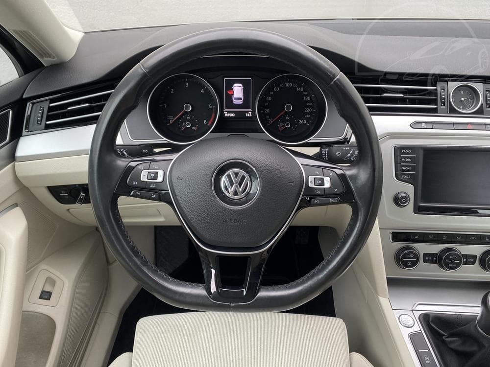 2016 Volkswagen Passat - 11