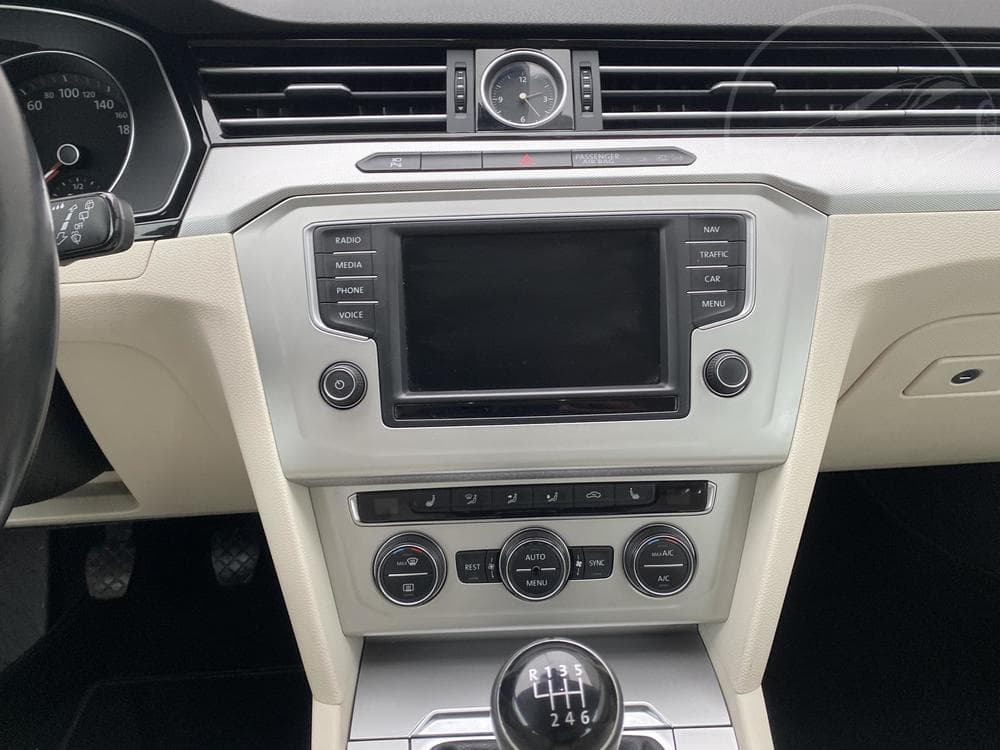 2016 Volkswagen Passat - 12