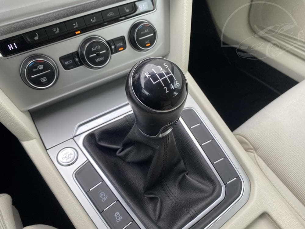 2016 Volkswagen Passat - 16