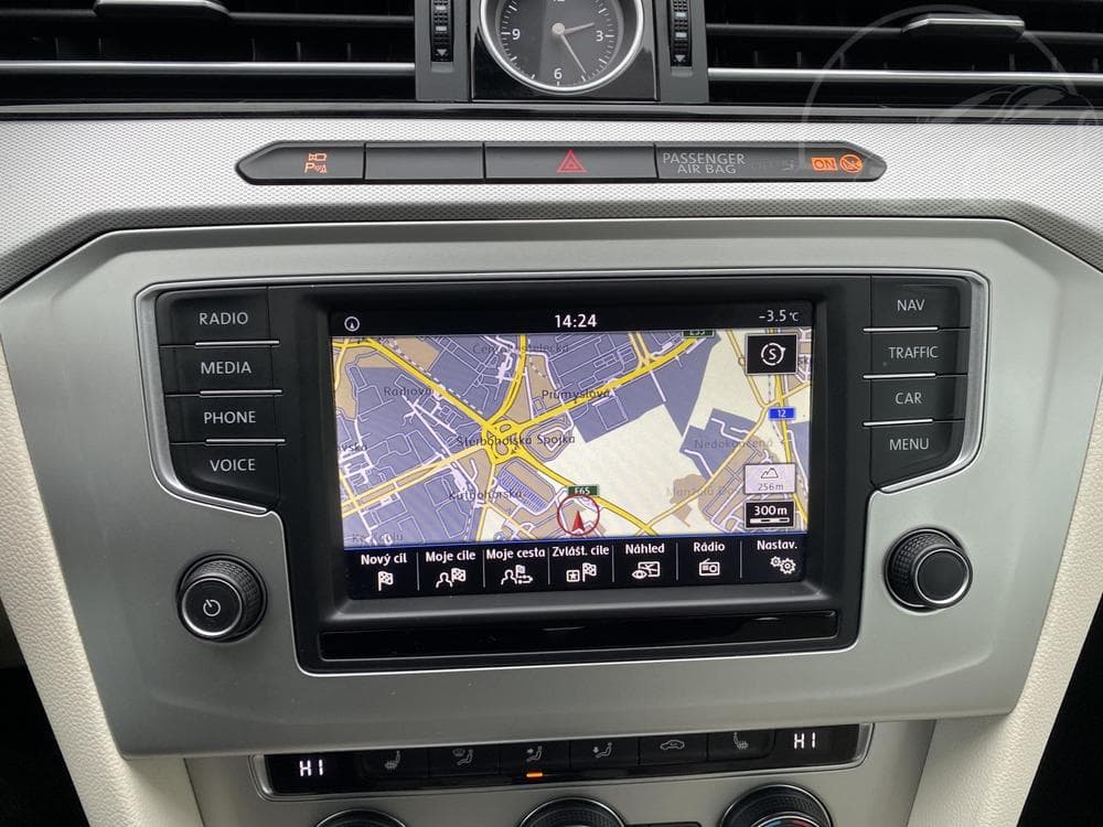 2016 Volkswagen Passat - 18