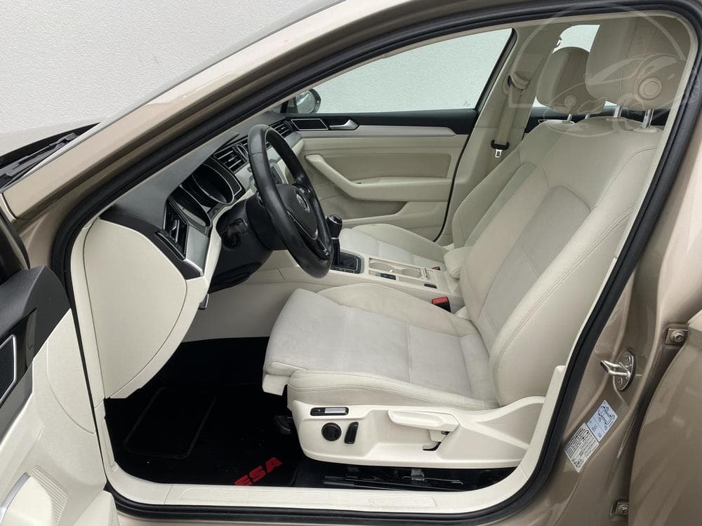 2016 Volkswagen Passat - 9