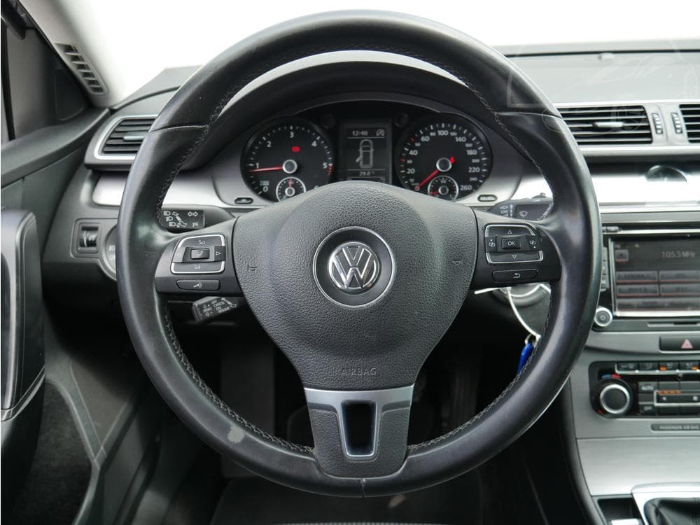 2011 Volkswagen PASSAT - 13