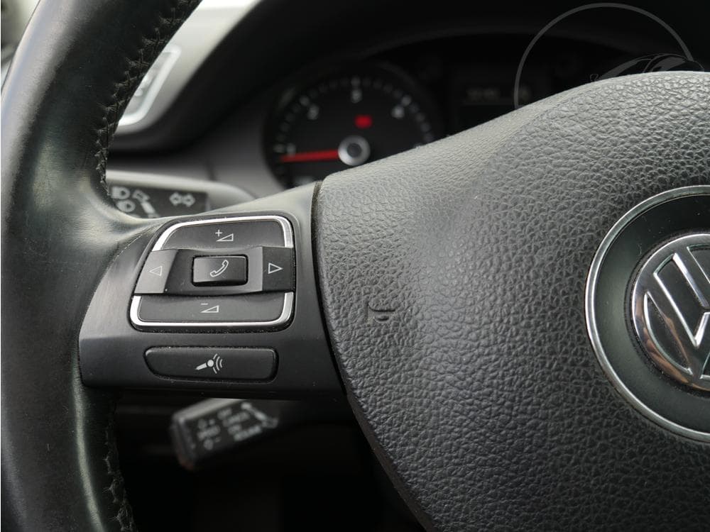 2011 Volkswagen PASSAT - 14