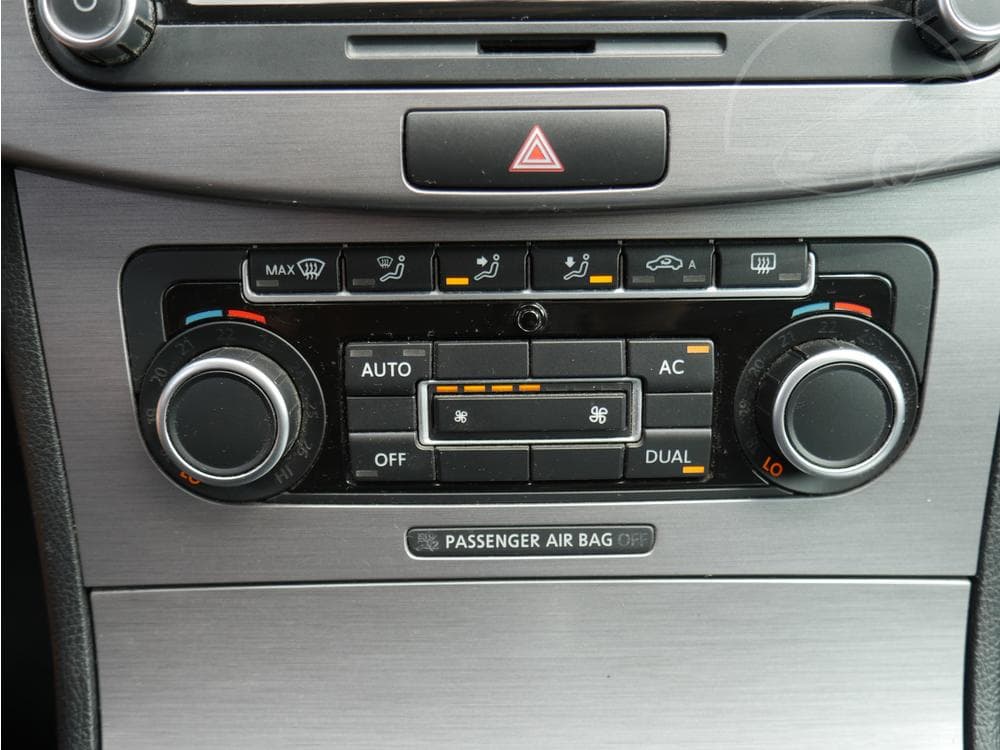 2011 Volkswagen PASSAT - 18