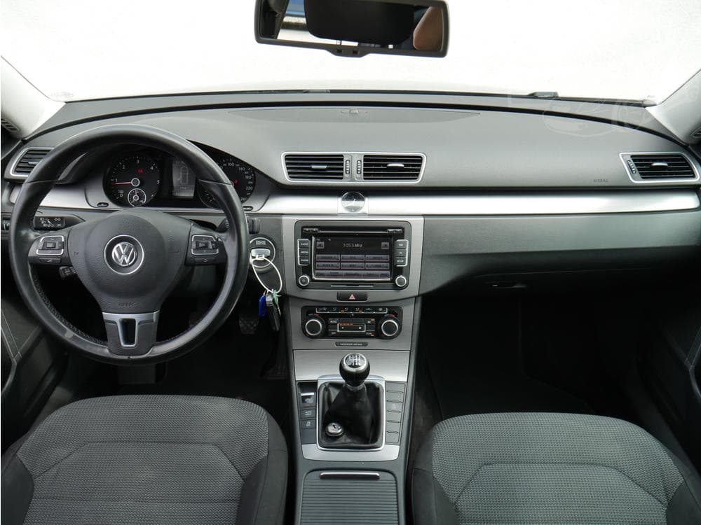 2011 Volkswagen PASSAT - 8