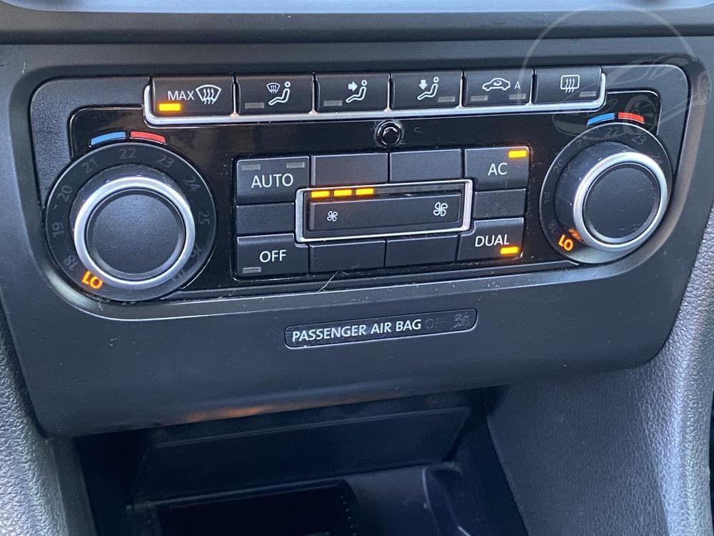 2011 Volkswagen GOLF - 40