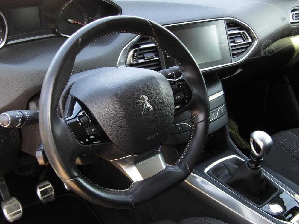 2017 Peugeot 308 - 13