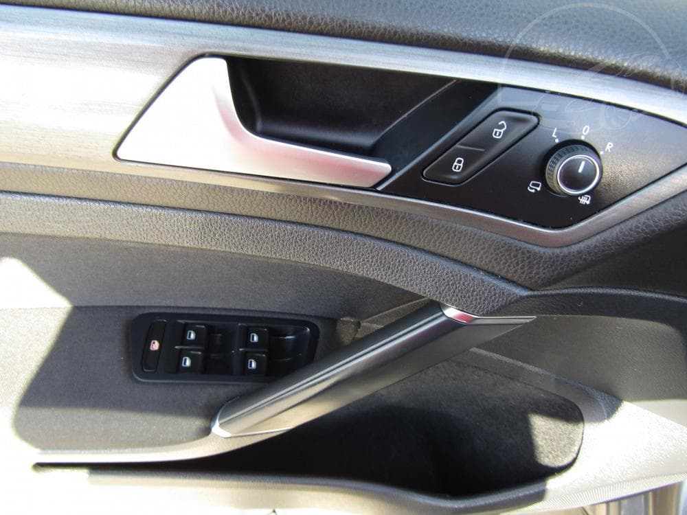 2013 Volkswagen Golf - 11