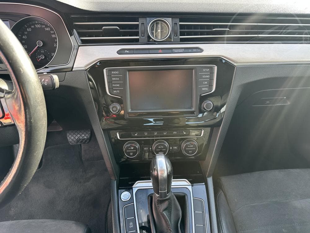 2016 Volkswagen PASSAT - 40